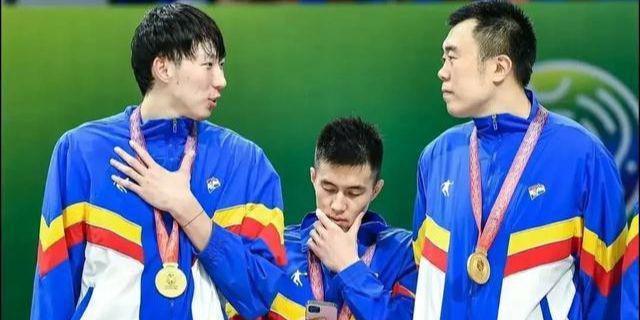 正装办公室激情男男gay小说
